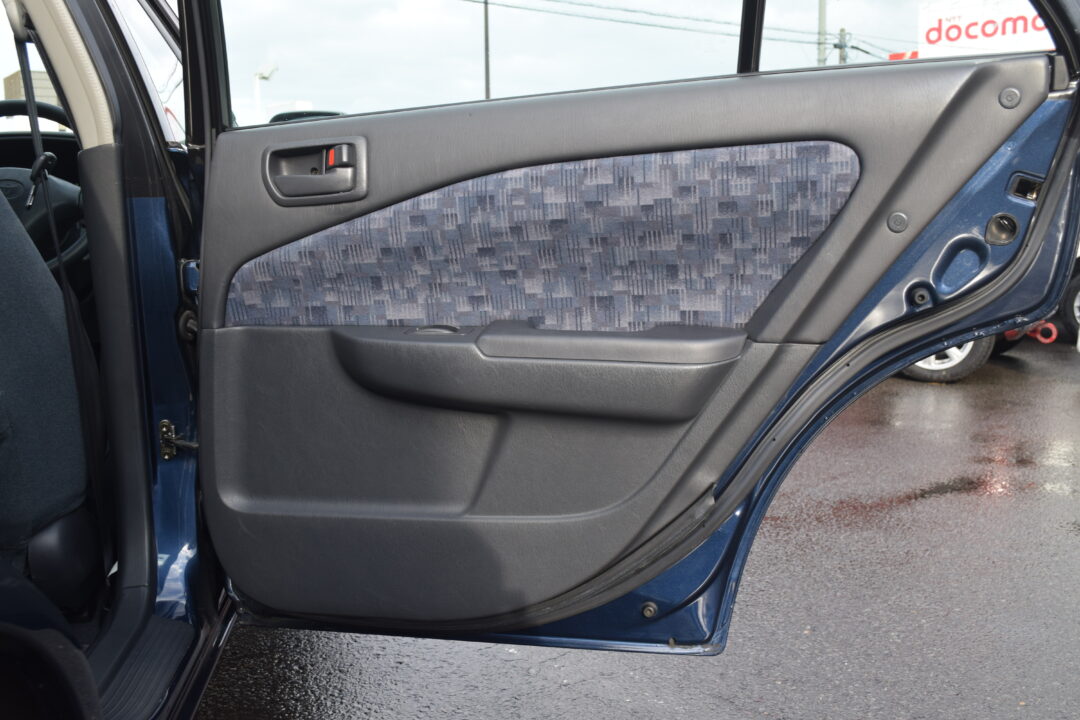 カリーナセダン 4716