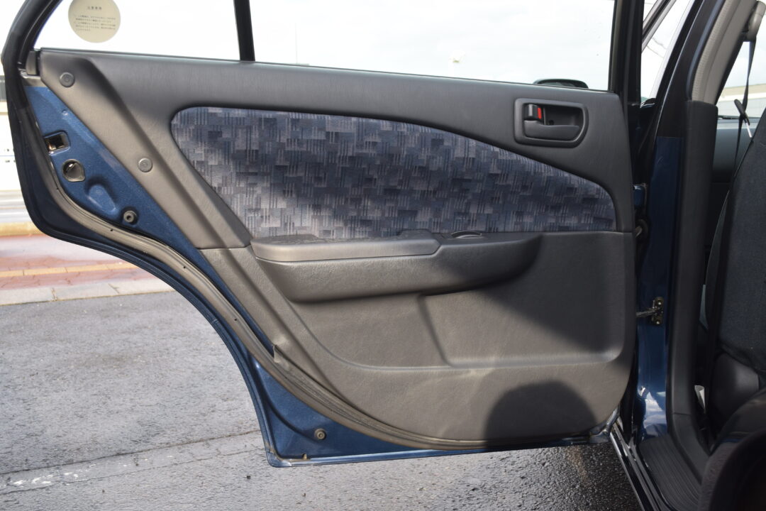 カリーナセダン 4716